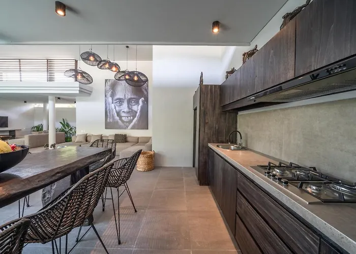 Вилла Wiraja 1 - Modern 4 Bdr In Berawa *