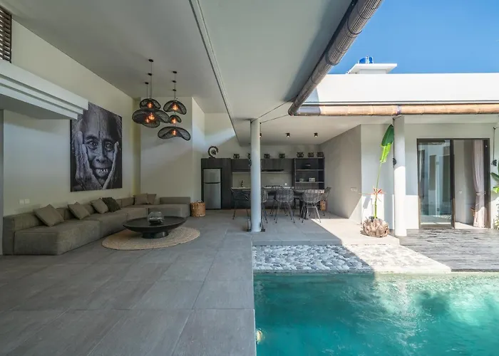 Wiraja 1 - Modern 4 Bdr In Berawa *